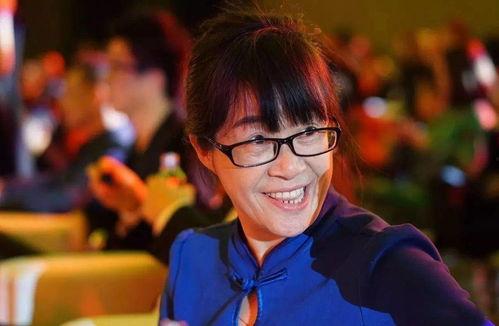 娱乐吃瓜酱余秀华,从“娱乐吃瓜酱”到文学才女，她的人生逆袭之路